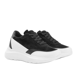 Sorte sneakers med hvide detaljer på en Barteks høj sål
