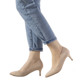 Beige pumps på en lav hæl fra Ferri