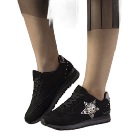 Sort sports sneakers dekoreret med lineal studs