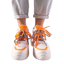 Orange og hvide sneakers med One Chance dobbelt snøring