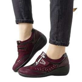 Maroon brogues på Merante -kilen rød