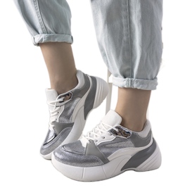 Sølv sneakers på en høj sål hvid