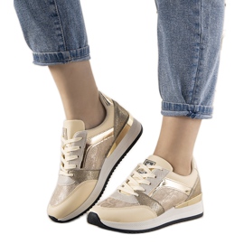 Beige sneakers med et slangeskindsmønster fra Frances gylden