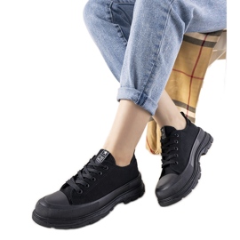 Sorte sneakers på en tyk Beat -sål