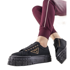 Sorte sneakers på en tyk Giselle sål