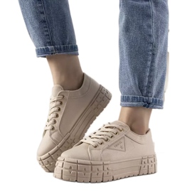 Beige sneakers med en tyk Giselle sål