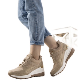 Beige sneakers med et slangeskindsmønster fra Halsey