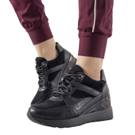 Sorte sneakers med et slangeskindsmønster fra Halsey