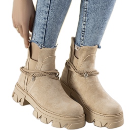 Beige støvler med et frygtløst armbånd