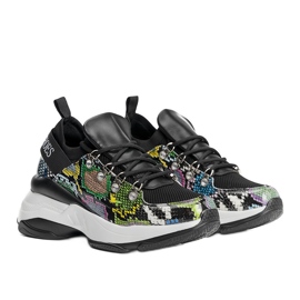 Sorte sneakers på Lissas høje sål