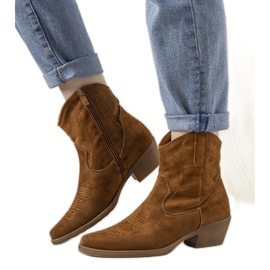 Brune damestøvler med en Tello Cruz cowboy accent