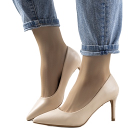 Beige klassiske pumps på Isla stilethæl