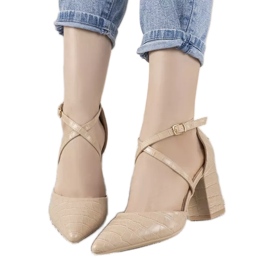 Beige pumper på en Strutt stolpe