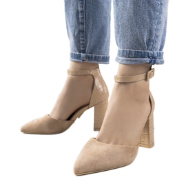Beige pumper på posten som Natalie