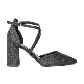 Sorte pumps på den skinnende stolpe