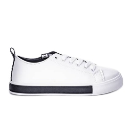 Alisons hvide sneakers på en flad sål sort
