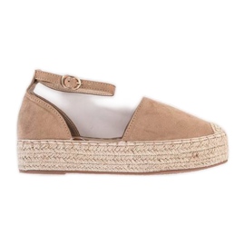Beige espadriller på sommerplatformen