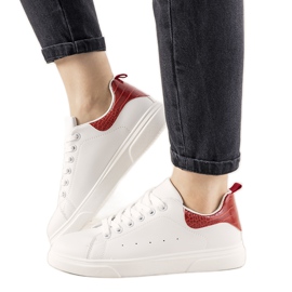 Røde og hvide sneakers på en tyk Influ sål