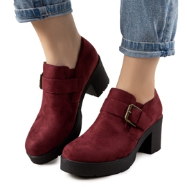Maroon brogues på posten som Leonie rød
