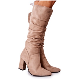 Vinceza Suede Beige Dorelle støvler på en bar