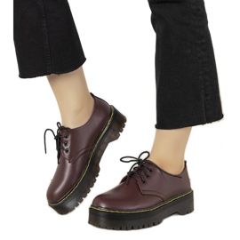 Maroon brogues på en tyk Ronde sål rød