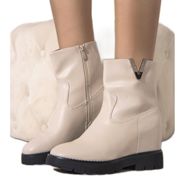 Beige damestøvler på Goldie wedge ecru