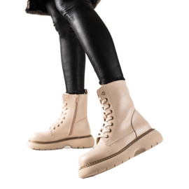 TRENDI Beige tasker på platformen