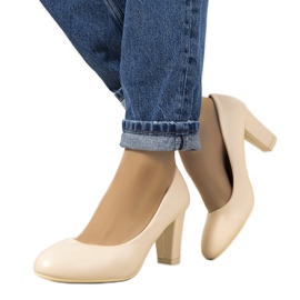 Beige pumps på Unos-stolpen