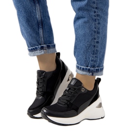 Sorte sneakers på Cleveland-kilen
