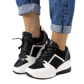 Sorte og hvide sneakers på Lockett-kilen