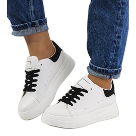 Sorte og hvide sneakers på Justar platformen