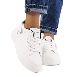 Hvide sneakers på Perales platformen