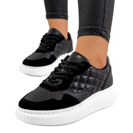 Sorte sneakers på Gasperi platformen