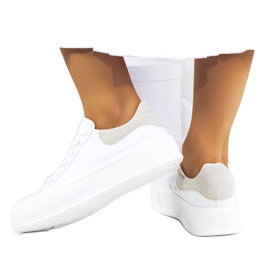 Hvide sneakers på Venancia platformen