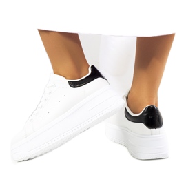 Hvide sneakers på en høj Lelica platform