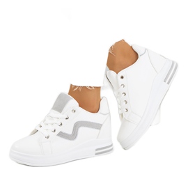 Hvide sneakers på Piazza-kilen