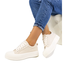 Beige sneakers på Babbete platformen