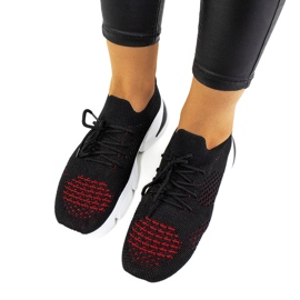Sorte og røde sportssneakers fra Daniela