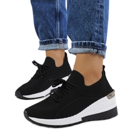 Sorte sneakers på Sabelia-kilen
