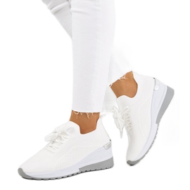 Hvide sneakers på kilen Sabelia