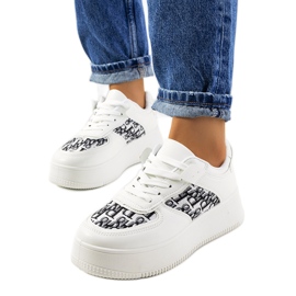 Hvide sneakers på Worden platformen