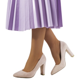 Beige pumps på Ortiz-stolpen grå