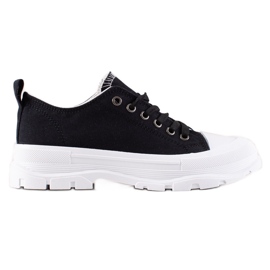 TRENDI Sorte sneakers på den hvide platform