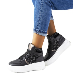 Sorte sneakers på Dennis platform