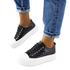 Sorte sneakers på en tyk Luther-sål