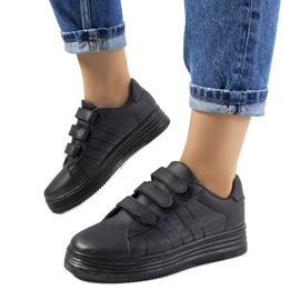 Sorte sneakers på Nizza platformen