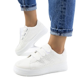 Hvide sneakers på Nizza platformen