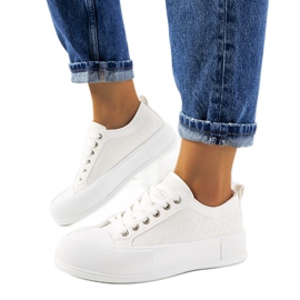 Hvide sneakers på en tyk Luther-sål