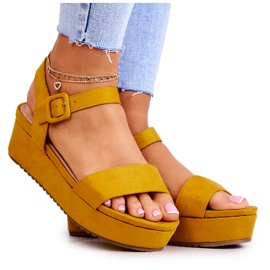 FW1 Sandaler i ruskind på den gule Sariah-platform