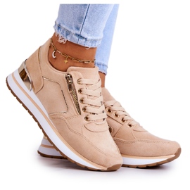FB2 Sportssko i ruskind på en mørk beige platform ved floden
